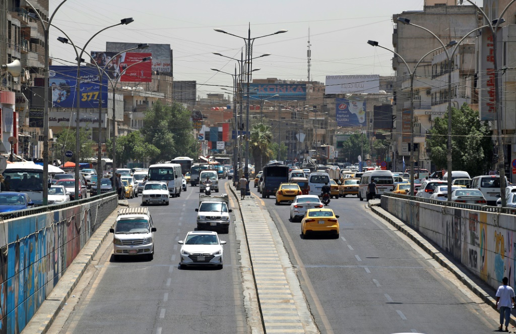 سيارات على طريق قرب ميدان التحرير في بغداد في 28 تموز/يوليو 2022 (ا ف ب)