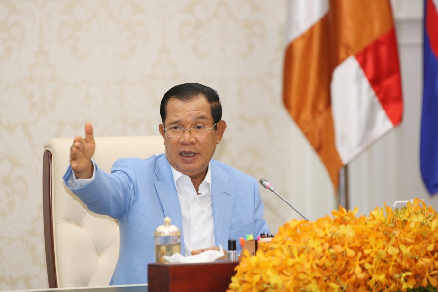 رئيس الوزراء الكمبودي سامديتش تيكو هون سين يتحدث في مؤتمر صحفي حول آخر المستجدات المتعلقة بكوفيد-19 في بنوم بنه في كمبوديا يوم 7 أبريل 2020. (شينخوا)