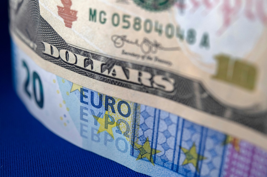  ورقتان نقديتان من الدولار واليورو في بريست بغرب فرنسا، في 6 أيلول/سبتمبر 2022 (ا ف ب)
