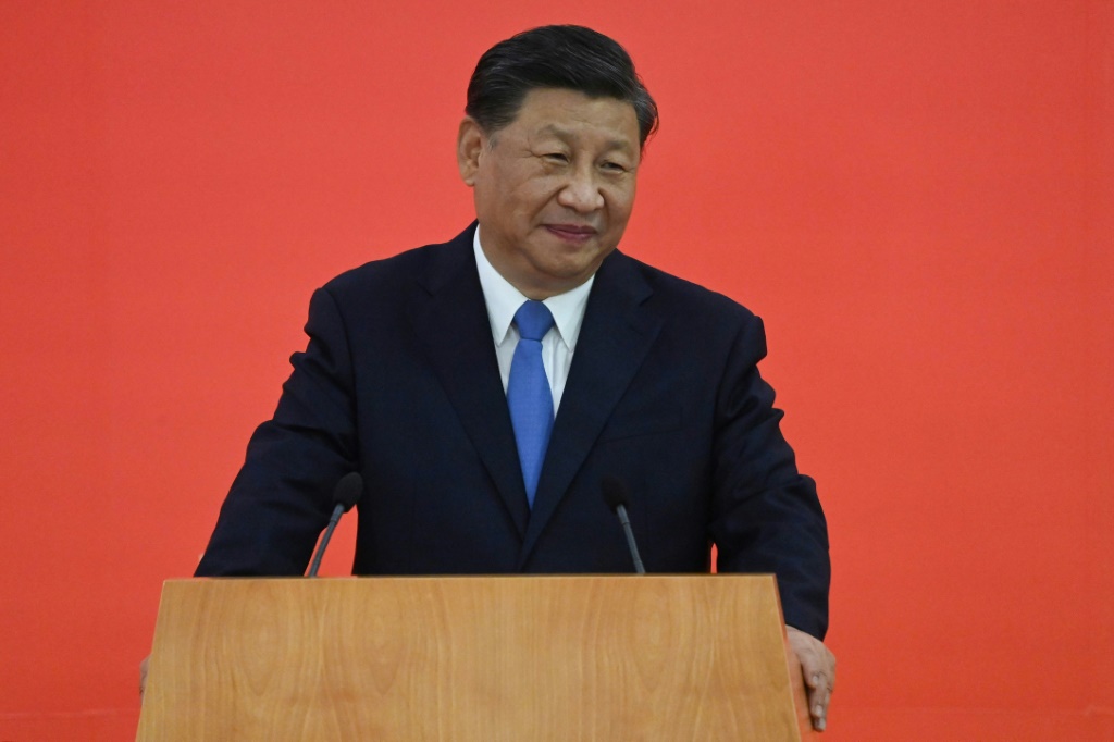  الرئيس الصيني شي جينبينغ يلقي خطابه بعد وصوله الى هونغ كونغ عبر القطار السريع في 30 حزيران/يونيو 2022 (ا ف ب).