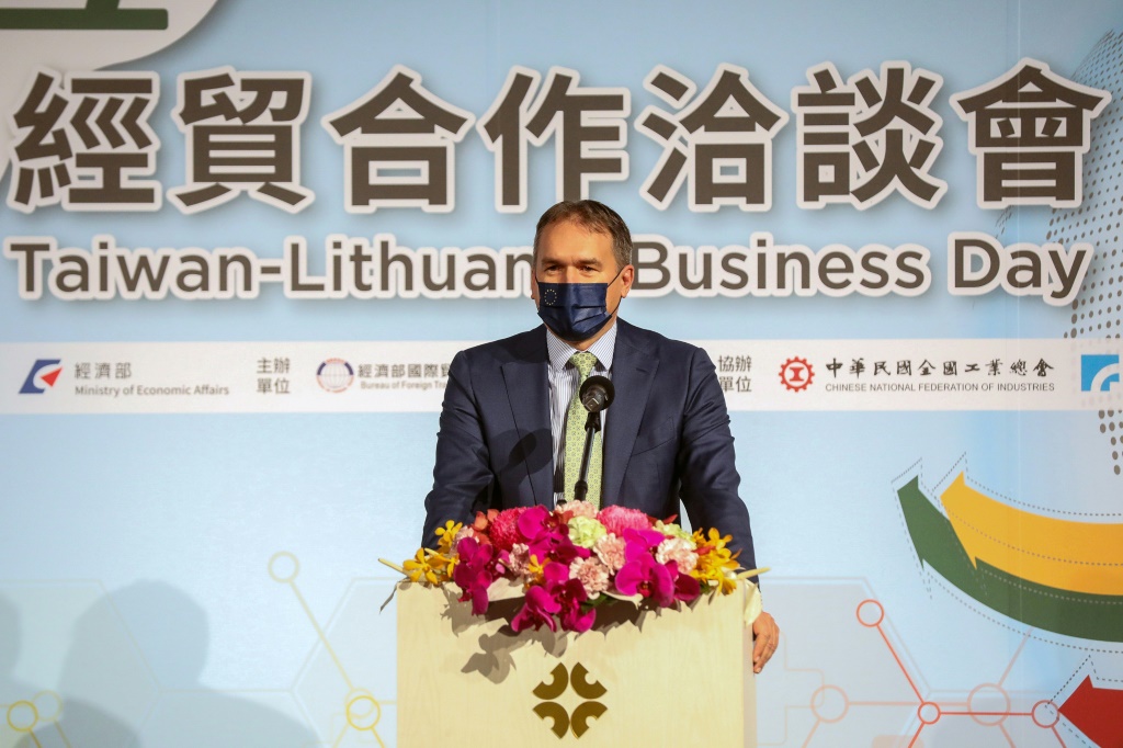 باوليوس لوكاوسكاس، رئيس مكتب الممثل التجاري الليتواني، يتحدث في حدث يوم الأعمال بين تايوان وليتوانيا في تايبيه (ا ف ب)
