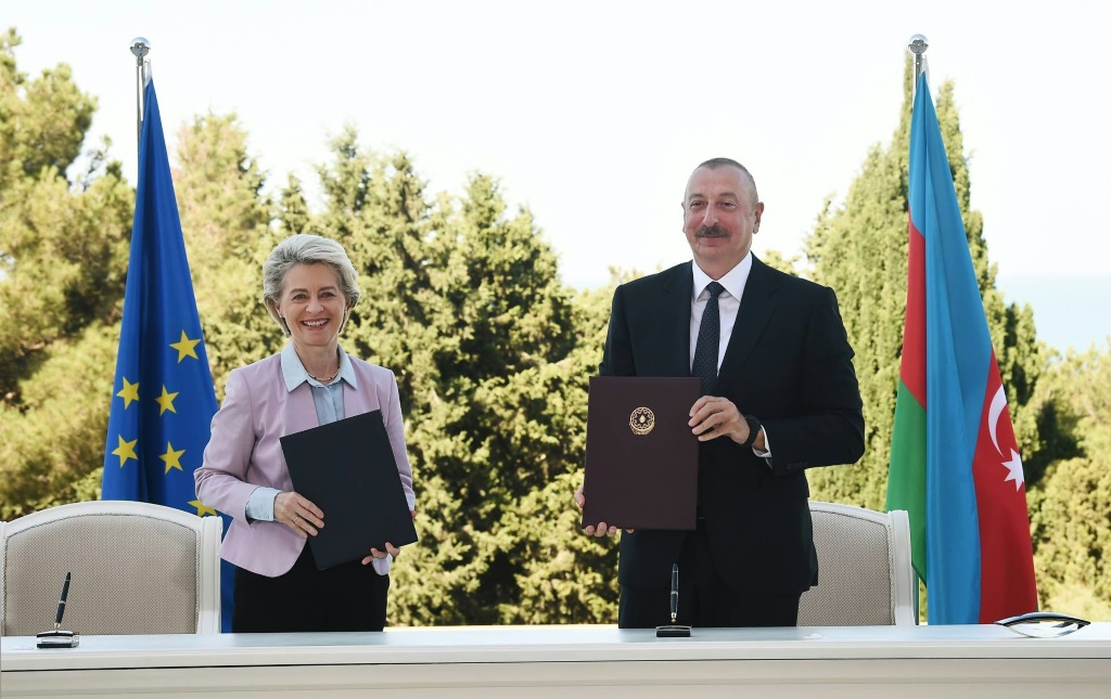    أورسولا فون دير لايين والرئيس الأذربيجاني إلهام علييف في باكو في 18 تموز/يوليو 2022 (أ ف ب)