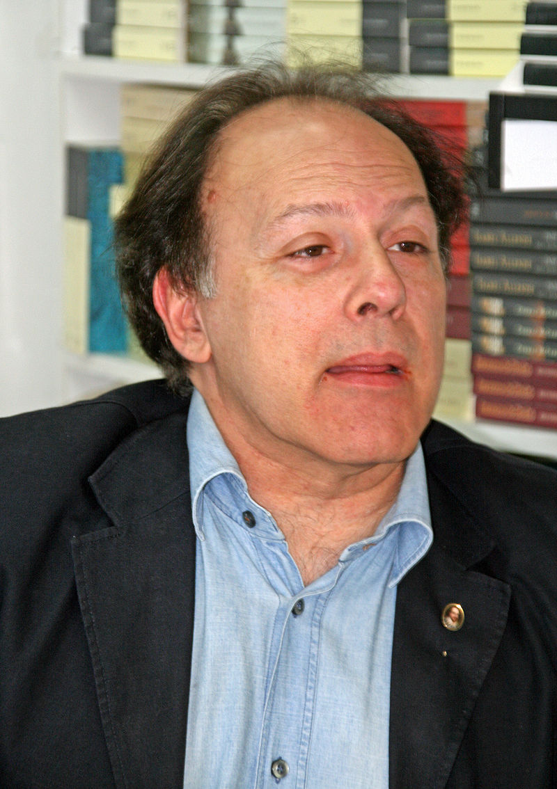 الروائي الإسباني البارز خافيير مارياس (ويكيبيديا)