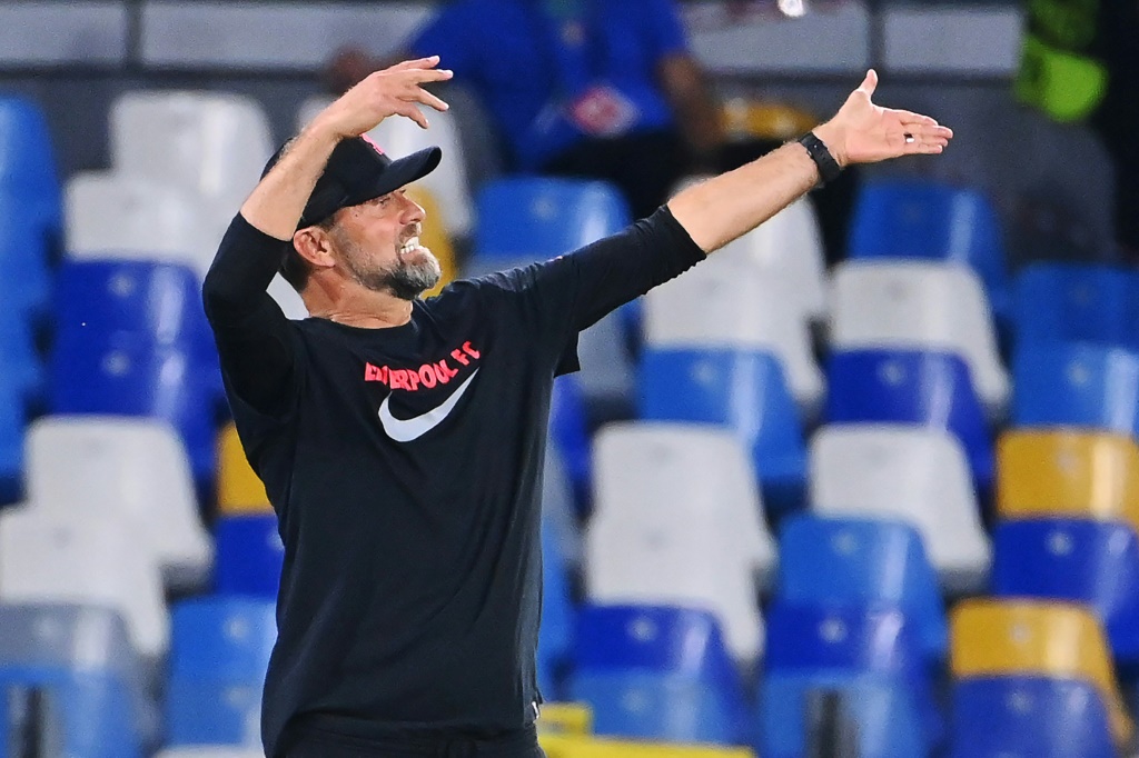المدرب الالماني يورغن كلوب خلال مباراة فريقه ليفربول الانكليزي مع مضيفه نابولي الايطالي في دوري ابطال اوروبا لكرة القدم. نابولي، في 7 أيلول/سبتمبر 2022 (ا ف ب)