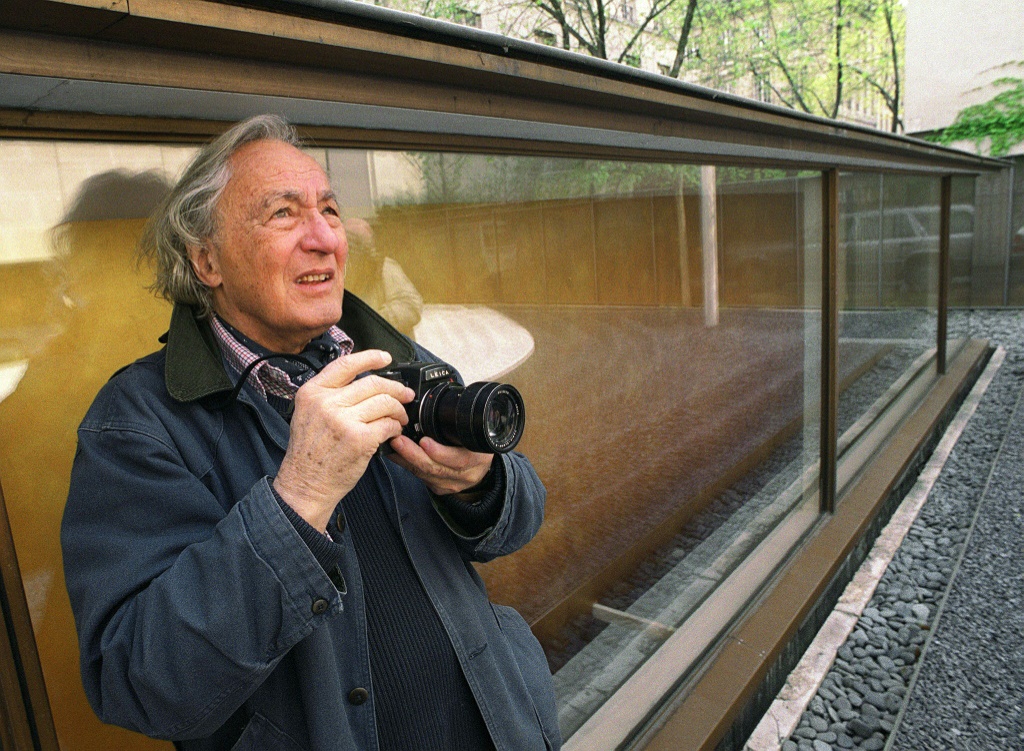  المصور الأميركي ويليام كلاين في دار التصوير الأوروبية في باريس في 15 نيسان/أبريل 2002 (ا ف ب)