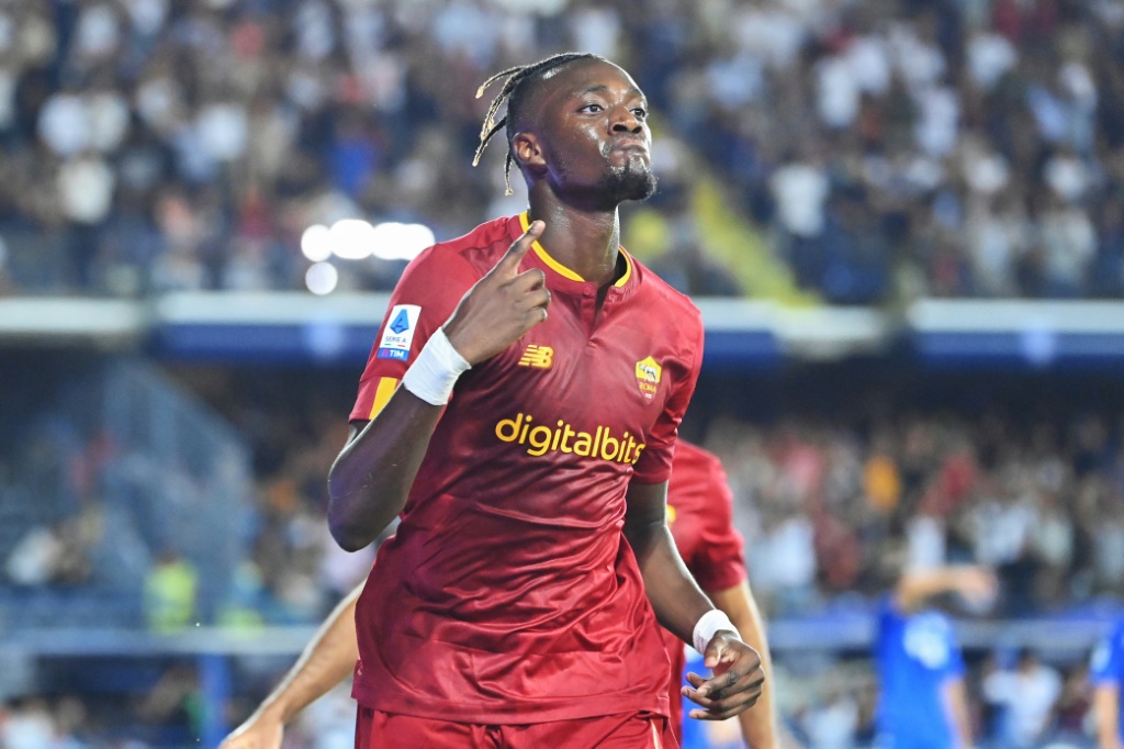 المهاجم الانكليزي تامي أبراهام يحتفل بتسجيله الهدف الثاني لروما ضد مضيفه إمبولي ضمن الدوري الايطالي لكرة القدم في 12 أيلول/سبتمبر 2022 (ا ف ب)