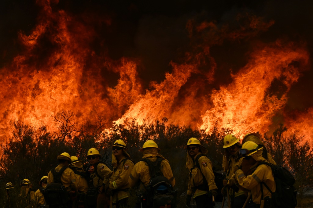 رجال إطفاء يكافحون حريق 