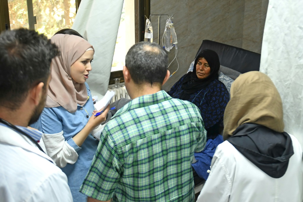  امرأة تتلقى العلاج من الكوليرا في مستشفى في مدينة حلب الرئيسية في شمال سوريا (ا ف ب)