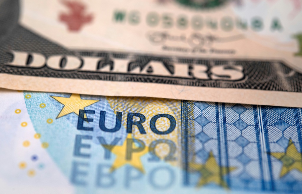 تراجع الدولار عن أعلى مستوياته الأخيرة مقابل اليورو والباوند والين (أ ف ب)   