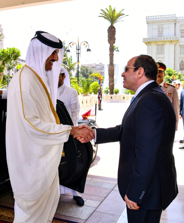 الرئيس المصري عبد الفتاح السيسي مستقبلا امير قطر تميم بن حمد في القاهرة في 25 حزيران/يونيو 2022 (أ ف ب)