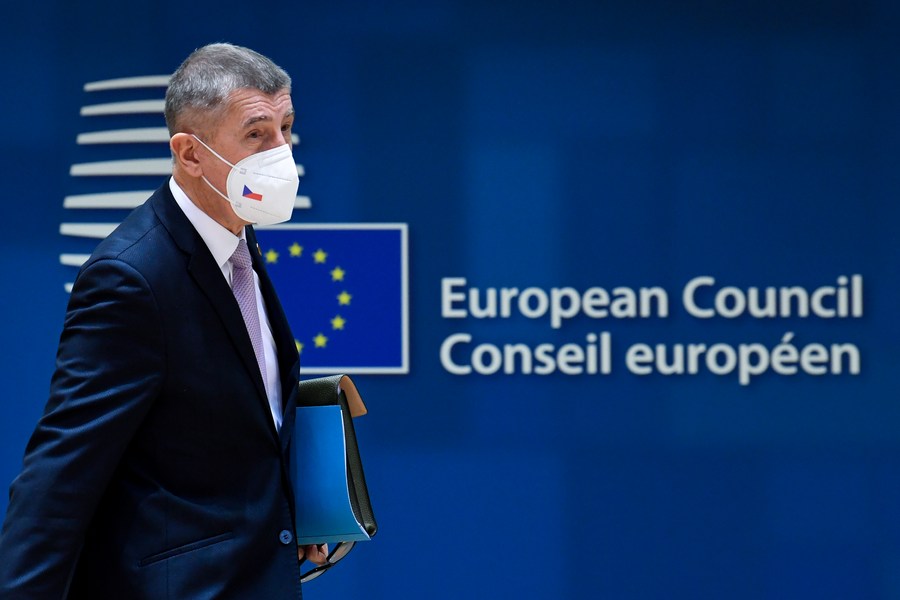 رئيس الوزراء التشيكي السابق أندريه بابيس يصل إلى القمة الأوروبية في بروكسل، بلجيكا، 16 ديسمبر 2021. (شينخوا)