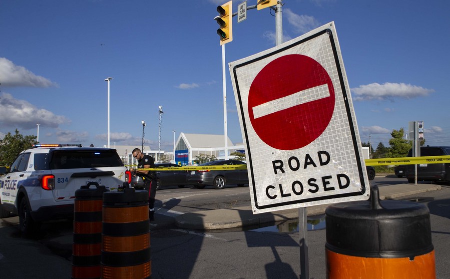 علامة " إغلاق الطريق" في موقع تبادل إطلاق النيران في ميسيساغا، مدينة تورنتو، كندا، 12 سبتمبر 2022. (شينخوا)