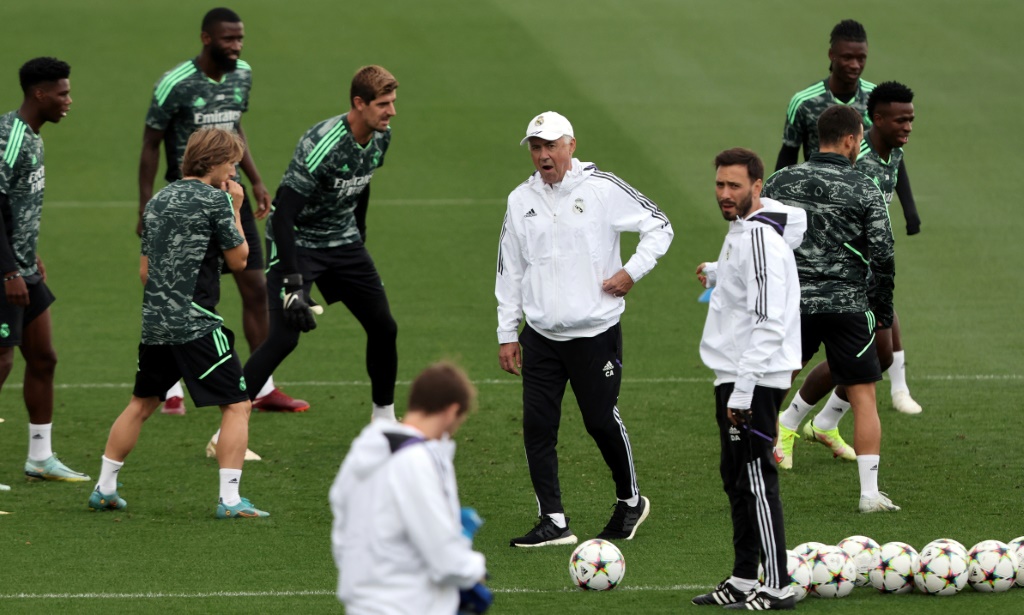 أنشيلوتي (وسط) في تمارين ريال مدريد قبل مواجهة لايبزيغ (ا ف ب)