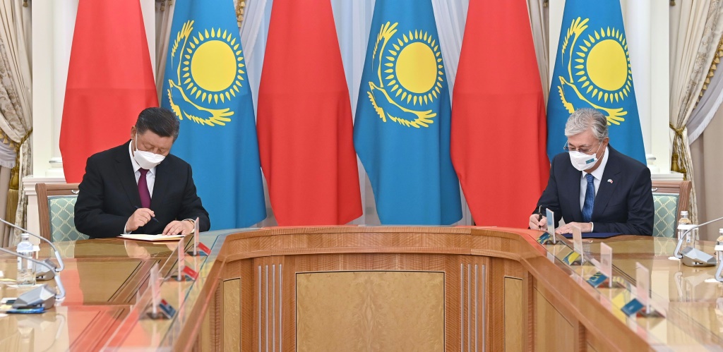الرئيس الصيني شي جين بينج والرئيس  الكازخي قاسم جومارت توكاييف (ا ف ب)