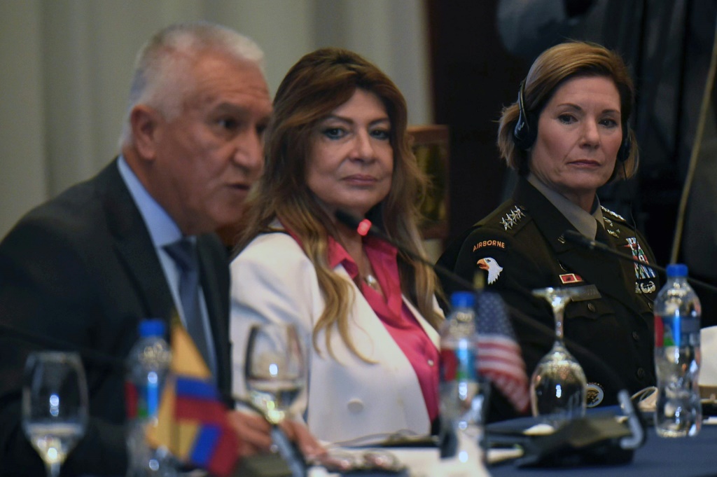 قائدة القيادة الجنوبية الأميركية الجنرال لورا ريتشاردسون (يمين) وسفيرة الاكوادور في الولايات المتحدة ايفون باكي (وسط) ووزير الدفاع الاكوادوري لويس لارا في افتتاح مؤتمر الدفاع في أميركا الجنوبية في كيتو في 14 أيلول/سبتمبر 2022 (اف ب)