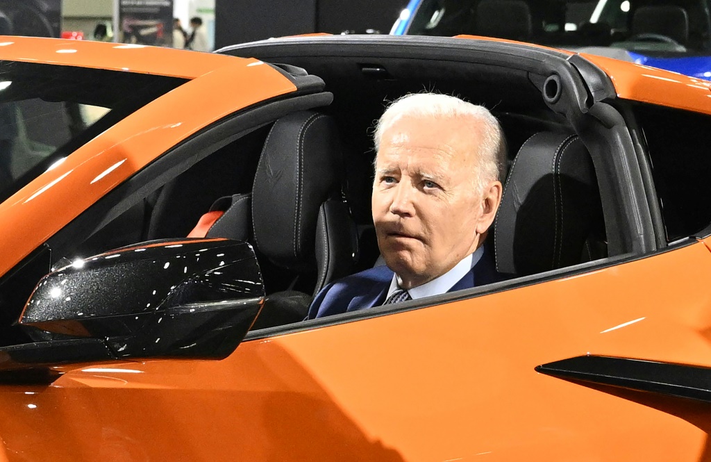 الرئيس الأميركي جو بايدن جالسا في سيارة كورفيت زد06 في معرض ديترويت للسيارات في 14 أيلول/سبتمبر 2022 (ا ف ب)