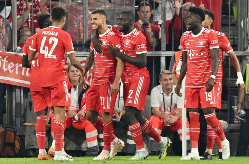 لاعبو بايرن ميونيخ يحتفلون بافتتاح التسجيل في مرمى برشلونة الاسباني (2-صفر) في الجولة الثانية من دور المجموعات لمسابقة دوري ابطال أوروبا في 13 أيلول/سبتمبر 2022 (اف ب).