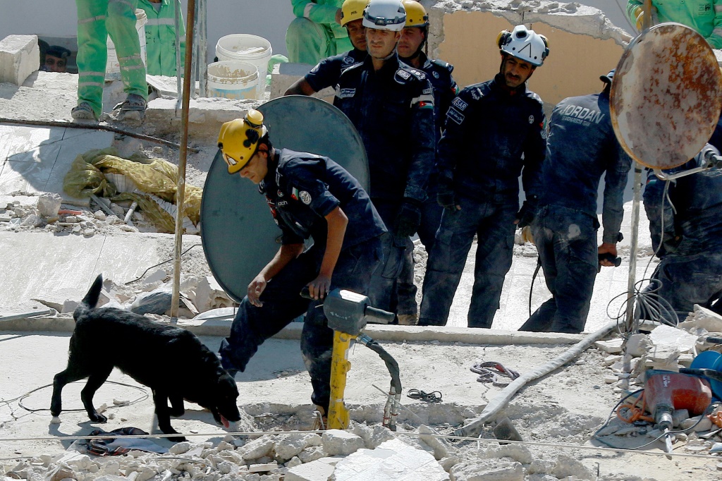 رجال الإنقاذ يبحثون عن أشخاص ما زالوا مفقودين بعد انهيار مبنى في العاصمة الأردنية عمان في 14 أيلول/سبتمبر 2022 (اف ب)