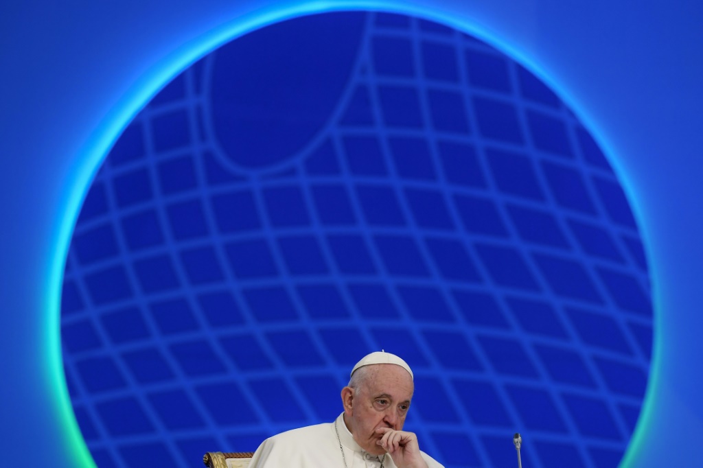 البابا فرنسيس خلال مؤتمر قادة الديانات العالمية والتقليدية في نورسلطان في 15 ايلول/سبتمبر 2022 (ا ف ب)