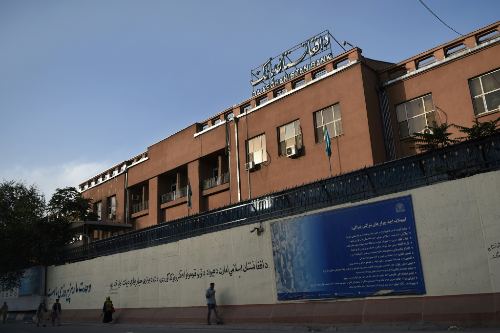 مصرف دا أفغانستان بنك في كابول بتاريخ 10 تشرين الأول/أكتوبر 2021 (ا ف ب)