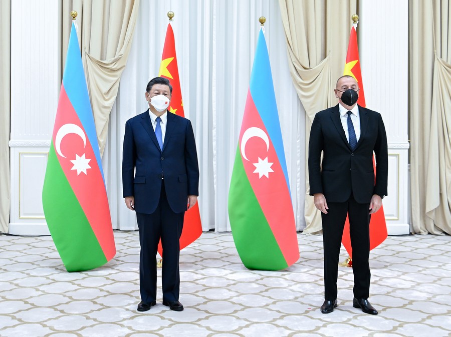 الرئيس الصيني شي جين بينغ يلتقي بالرئيس الأذربيجاني إلهام علييف في مجمع فورملار ماجمواسي في سمرقند، أوزبكستان، في 15 سبتمبر 2022. (شينخوا)