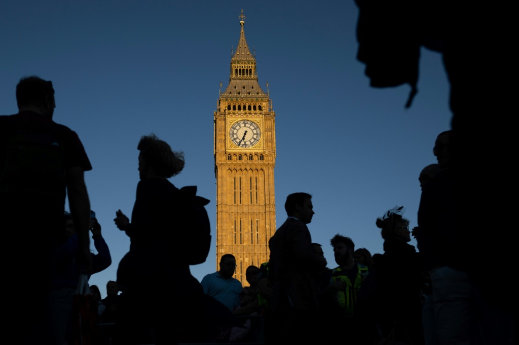 أشخاص يقفون في طابور لرؤية نعش الملكة إليزابيث الثانية في 16 أيلول/سبتمبر 2022 في لندن (ا ف ب)