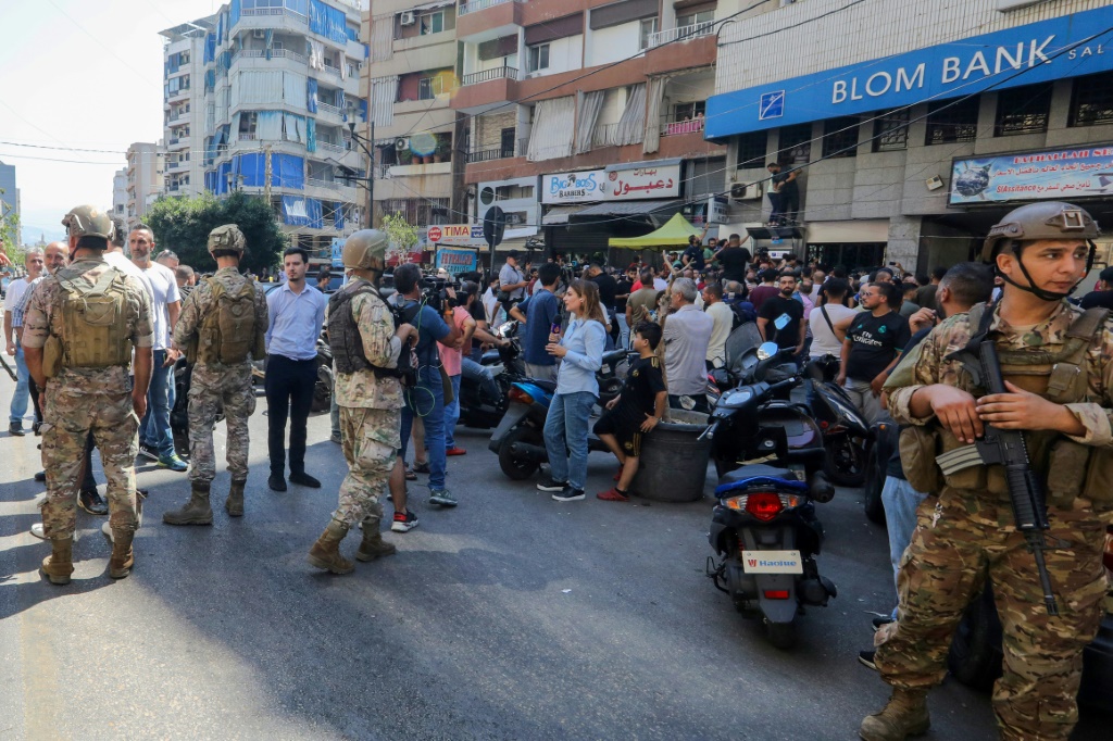  انتشار لقوى الأمن اللبنانية أمام فرع مصرف في بيروت اقتحمه أحد المودعين الجمعة 16 أيلول/سبتمبر 2022 (ا ف ب)