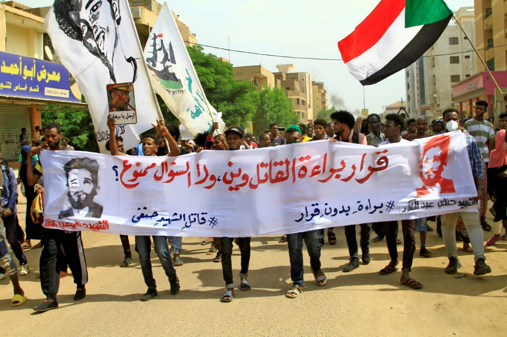 سودانيون يتظاهرون في الخرطوم للمطالبة بتسليم الحكم إلى سلطة مدنية في 13 أيلول/سبتمبر 2022 (ا ف ب)