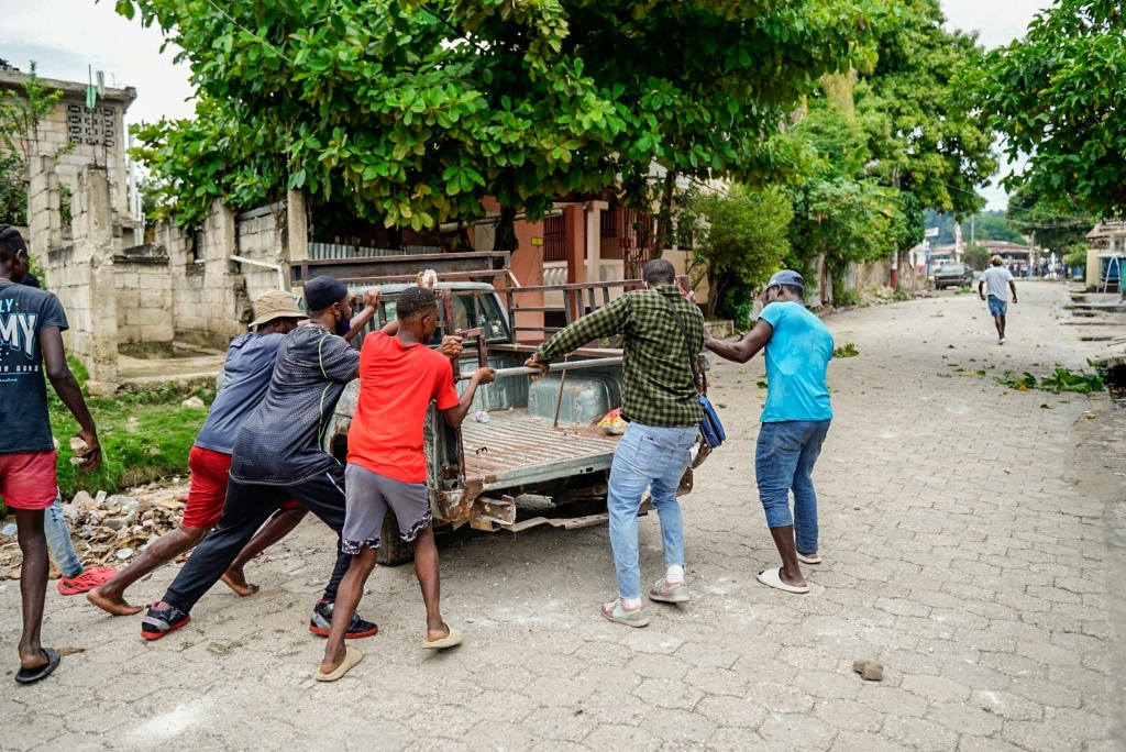 متظاهرون يستخدمون شاحنة لإغلاق شارع في جنوب هايتي في 9 آب/أغسطس 2022 (ا ف ب)