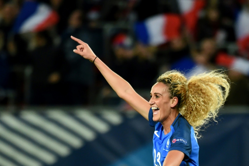 صورة تعود الى 11 نيسان/أبريل 2016 في فالنسيا للاعبة المنتخب الفرنسي خيرة حمراوي تحتفل بالتسجيل في مباراة ضمن تصفيات كأس أوروبا لكرة القدم ضد أوكرانيا (ا ف ب)