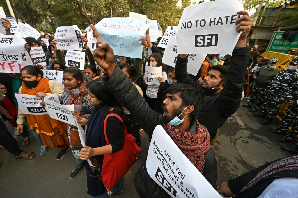 مظاهرات ضد الإسلاموفوبيا في الهند التي شهدت احتجاجات حالة متصاعدة من الإسلاموفوبيا بعد قرارات بمنع الحجاب في المدارس والمؤسسات التعليمية وعمليات هدم لممتلكات مسلمين (ا ف ب)