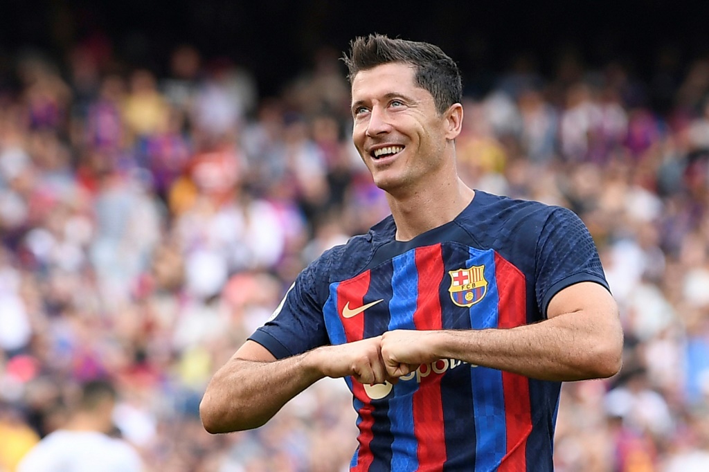 مهاجم برشلونة الدولي البولندي روبرت ليفاندوفسكي يحتفل بثنائيته في مرمى إلتشي (3-صفر) في الدوري الإسباني في 17 أيلول/سبتمبر 2022 (ا ف ب)