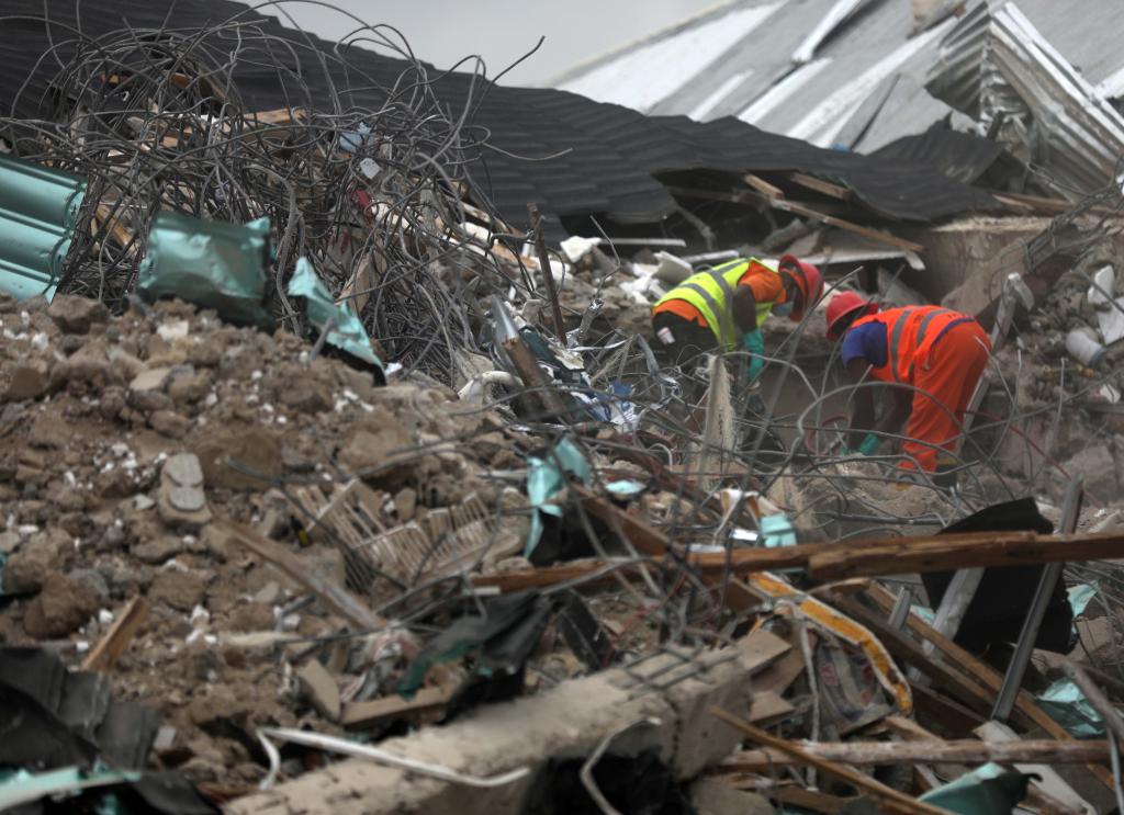رجال إنقاذ يعملون في موقع انهيار مبنى في كوبوا، إحدى ضواحي أبوجا، نيجيريا، 26 أغسطس 2022. (شينخوا)