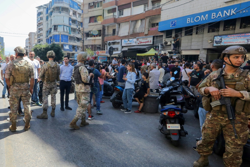  انتشار لقوى الأمن اللبنانية أمام فرع مصرف في بيروت اقتحمه أحد المودعين الجمعة 16 أيلول/سبتمبر 2022 (ا ف ب)انتشار لقوى الأمن اللبنانية أمام فرع مصرف في بيروت اقتحمه أحد المودعين الجمعة 16 أيلول/سبتمبر 2022 (ا ف ب)
