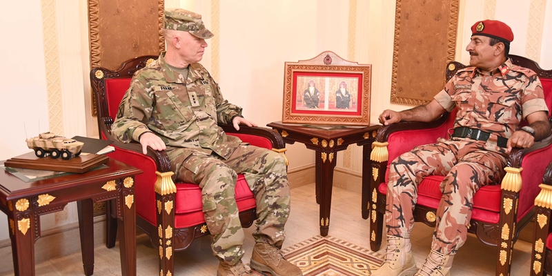 قائد الجيش السُّلطاني العُماني يستقبل مسؤولًا عسكريًّا أمريكيًّا (العمانية)