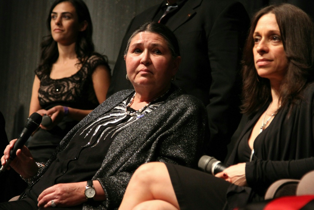  الممثلة والناشطة من أجل حقوق السكان الأصليين الأميركيين ساشين ليتلفيذر (وسط) في لوس أنجليس في 20 تشرين الثاني/نوفمبر 2010 (ا ف ب)