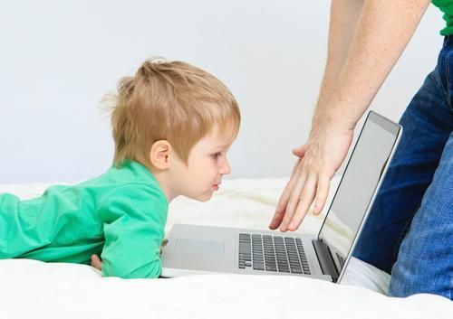 هل تشك بإدمان طفلك على الشاشة؟ 5 نصائح لك (التواصل الاجتماعي)