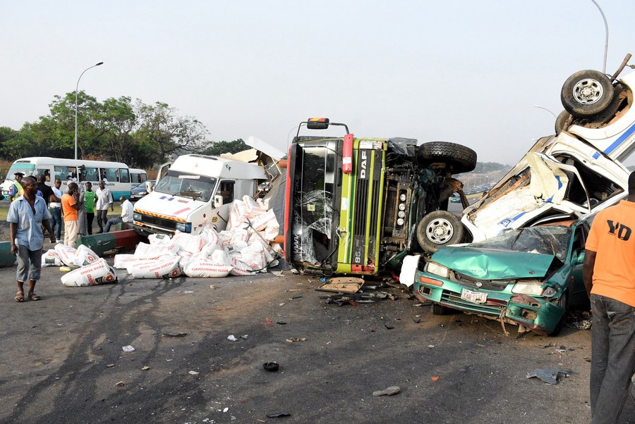 تُظهر الصورة الملتقطة في 8 مارس 2019 عدة سيارات تعرضت لحادث على طريق سريع في أبوجا، نيجيريا. (شينخوا)