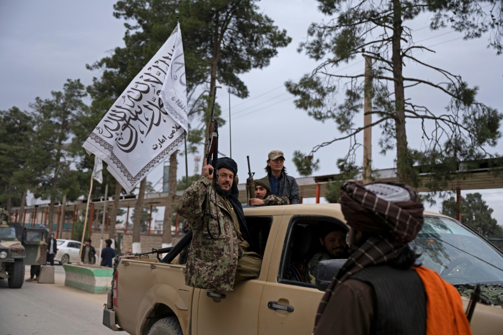 مقاتلو طالبان في مؤخرة شاحنة صغيرة في كابول حيث قتل انتحاري شخصين على الأقل في هجوم خارج السفارة الروسية. (أ ف ب)