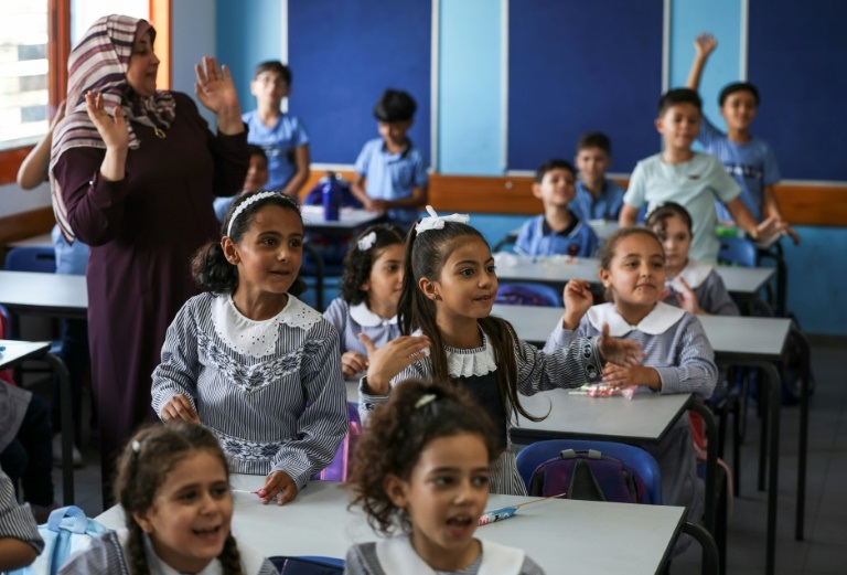 تلاميذ فلسطينيون في أول أيام العام الدراسي في مدرسة تديرها وكالة الأمم المتحدة لإغاثة وتشغيل اللاجئين الفلسطينيين في الشرق الأدنى، في 29 آب/أغسطس في غزة (أ ف ب)