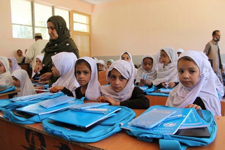 تلميذات أفغانيات يتلقين لوازم مدرسية من اليونيسف في لشكر قاه عاصمة ولاية هلمند في 8 تشرين الأول/أكتوبر2017(أ ف ب)