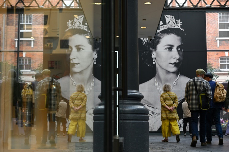 صورة عملاقة للملكة إليزابث الثانية في سوق سبيتافيلدز في لندن في 16 أيلول/سبتمبر 2022 (أ ف ب)