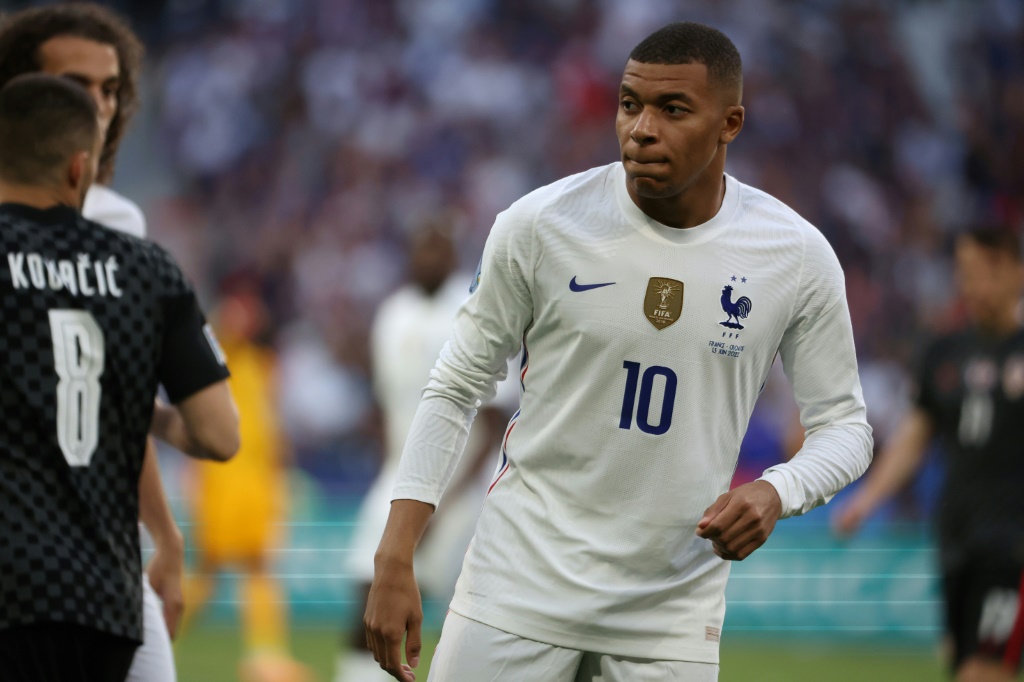 يستعد المنتخب الفرنسي ونجمه كيليان مبابي لمونديال قطر نهاية العام الحالي بمواجهتي النمسا والدنمارك ضمن منافسات مسابقة دوري الأمم الأوروبية (ا ف ب)