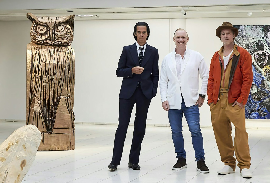 صورة مؤرخة في 17 أيلول/سبتمبر 2022 وموزّعة في 19 من الشهر نفسه تظهر براد بيت (يمين) مع توماس هاوسيغو (وسط) ونِك كايف خلال افتتاح معرض الثلاثي في متحف سارة هيلدين للفنون في تامبيري الفنلندية (ا ف ب)