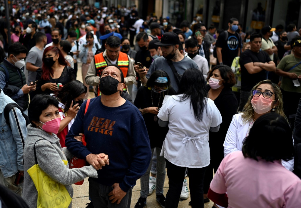 أشخاص في الشارع في مكسيكو بعد الزلزال بتاريخ 19 أيلول/سبتمبر 2022 (ا ف ب)