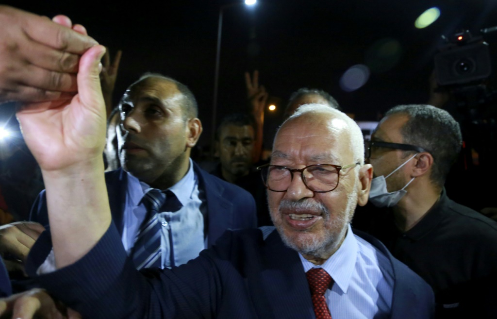 راشد الغنوشي يحيي أنصاره لدى خروجه من مقر النيابة العامة في تونس ليل 19 تموز/يوليو 2022 (ا ف ب)