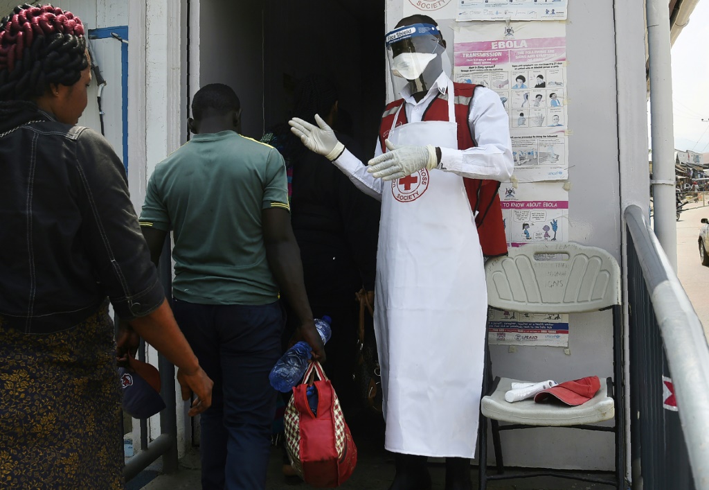 الأشخاص المصابون بالإيبولا لا يصبحون معديين حتى تظهر الأعراض (ا ف ب)