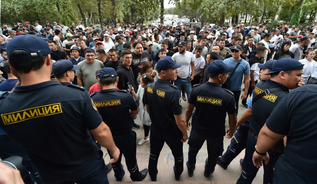 قتل ما لا يقل عن 59 شخصا وأصيب 164 آخرون على الجانب القرغيزي منذ اندلاع القتال في 14 أيلول/سبتمبر (ا ف ب)