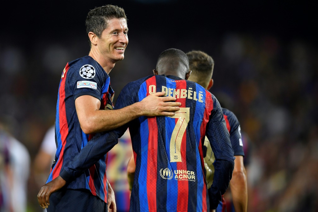 مهاجم برشلونة البولندي روبرت ليفاندوفسكي (يسار) محتفلا مع زميله الفرنسي عثيمان ديمبيلي بفوز فريقهما على فيكتوريا بلزن التشيكي 5-1 في دوري الابطال. 9 ايلول/سبتمبر 2022 (ا ف ب)