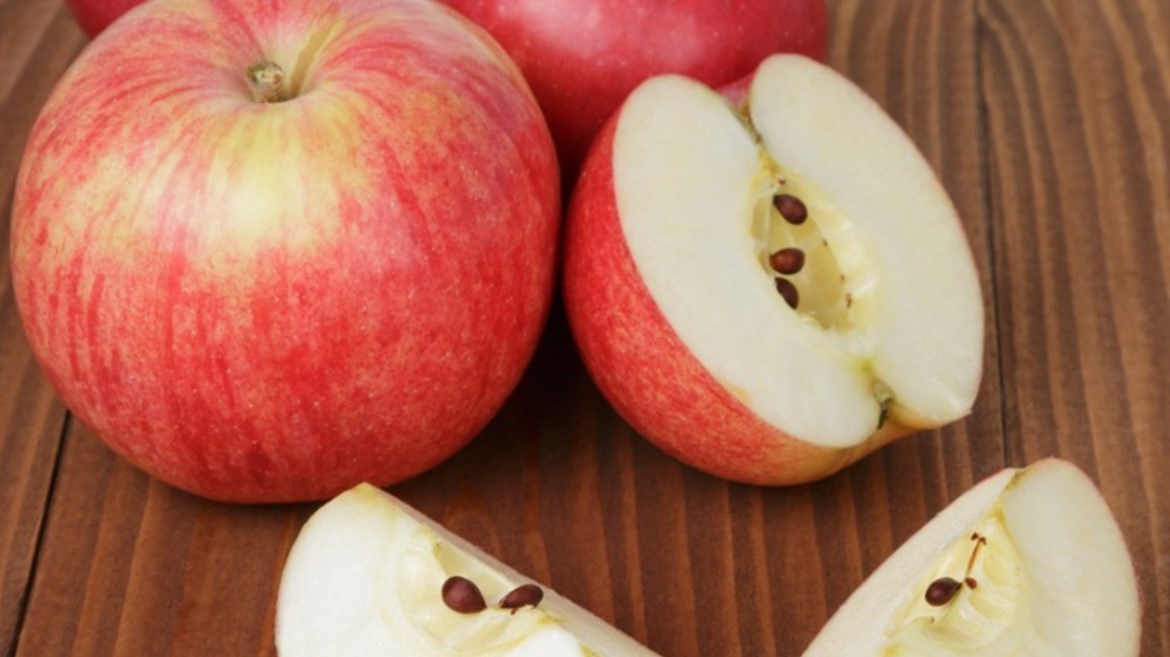هذا ما يحدث لجسمك عند تناول بذور التفاح (زهرة الخليج)
